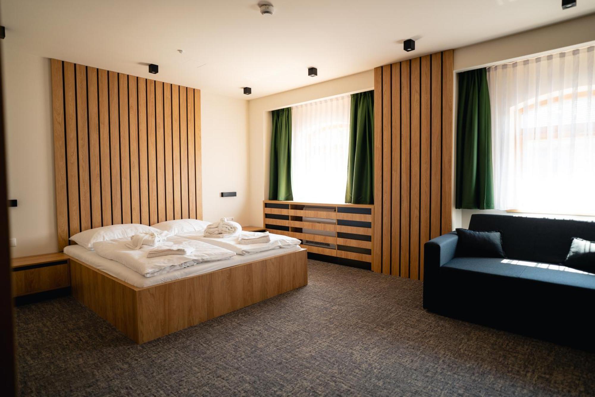 Hunor Hotel Es Etterem Vásárosnamény 外观 照片
