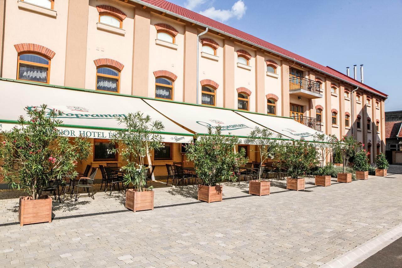 Hunor Hotel Es Etterem Vásárosnamény 外观 照片
